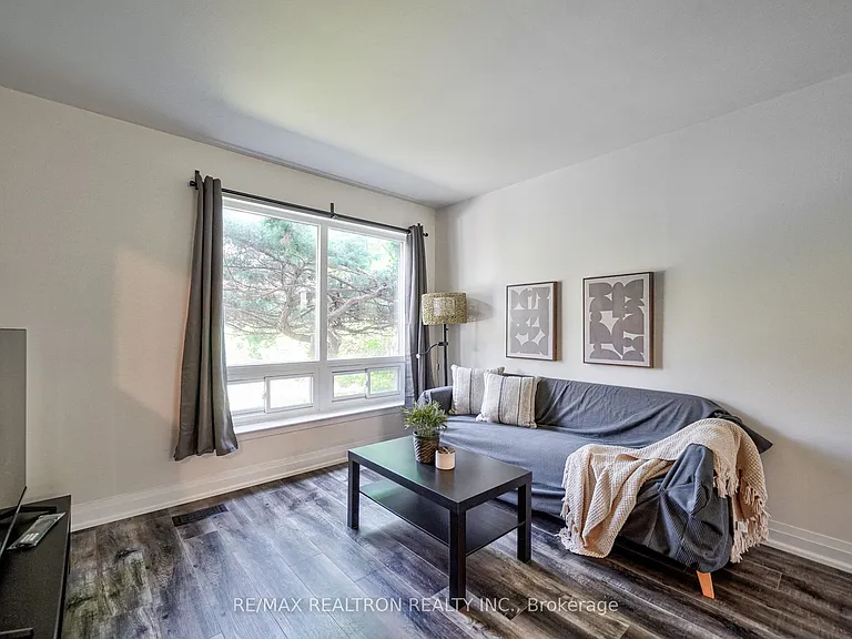 50 Axsmith Cres — Photo 8