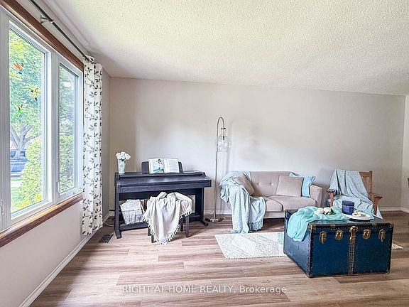 2nd image of 2623 Kaymar Cres
