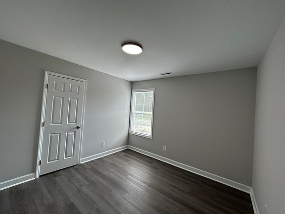 4th image of 410 Kendall St
