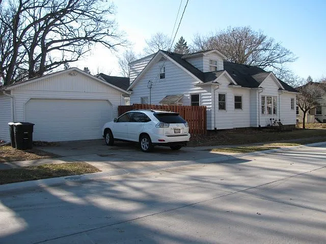 2221 26th St photo 1