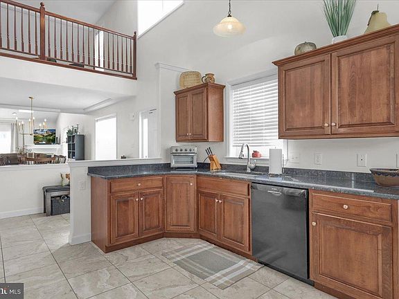 4th image of 61 Regina Dr