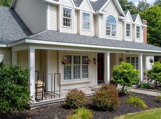 1059 Lamplighter Rd, Niskayuna, NY 12309