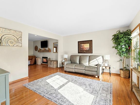 5th image of 1272 Foxboro Ln