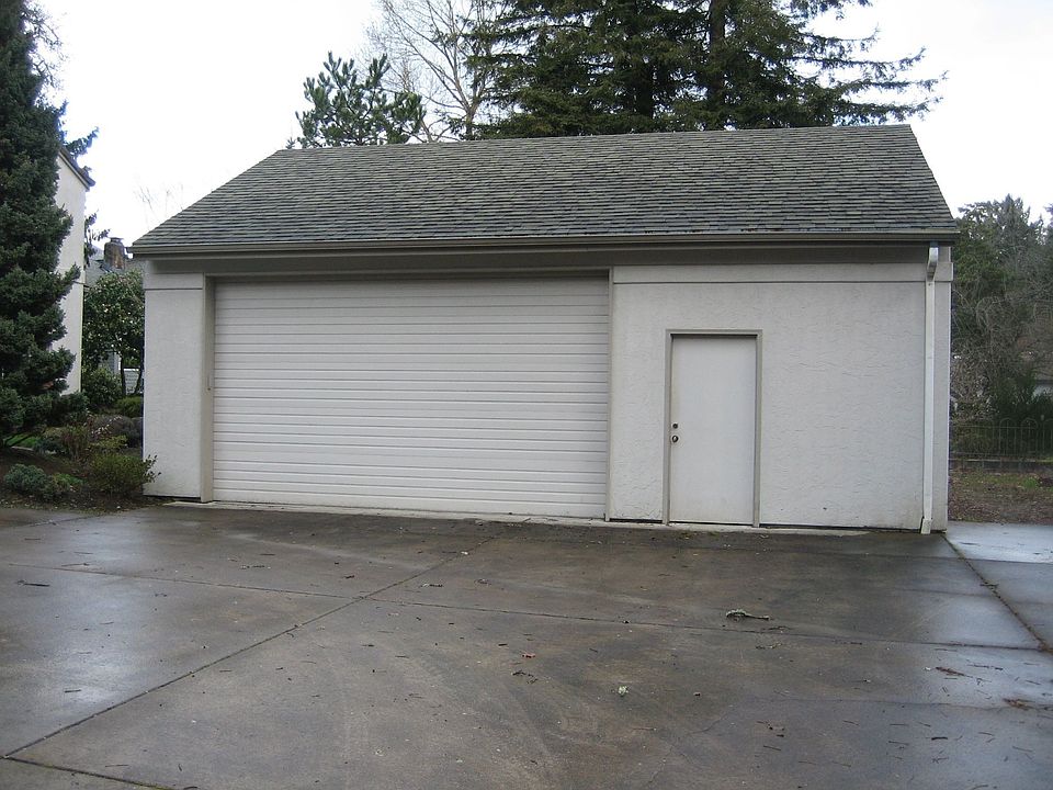 2nd image of 811 SE Oak Grove Blvd