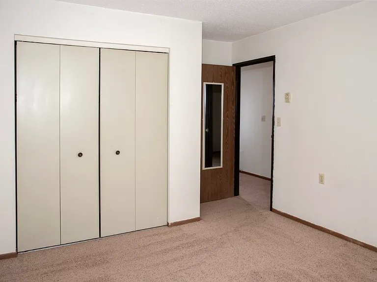 Laurel Place Apartments — Photo 38