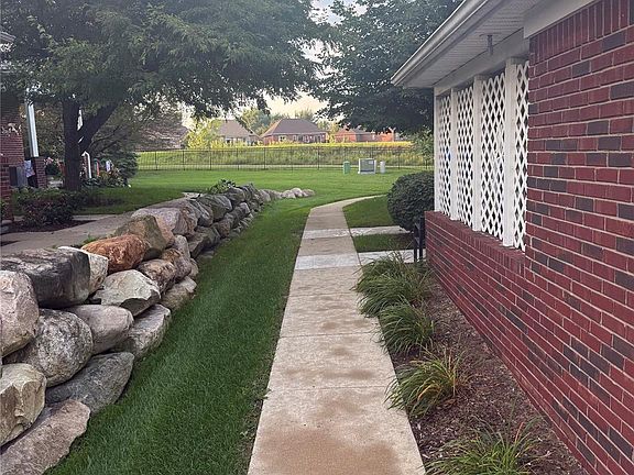 3rd image of 6821 Boulder Pointe Dr