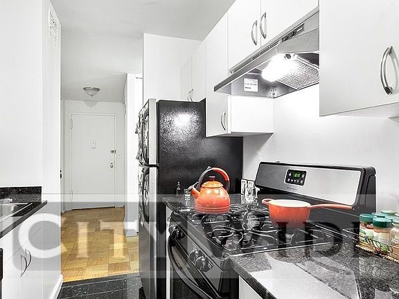 5th image of 240 E 82nd St APT 15B