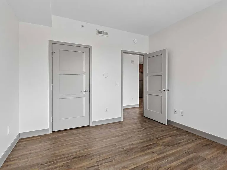 Midtown Crossing Apartments — Photo 109