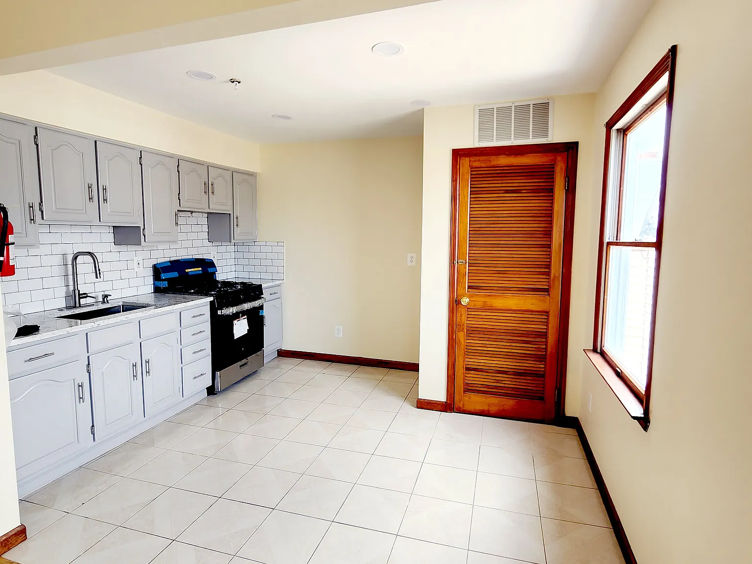 2 bed, 700 sqft, $1,900 — Photo 4