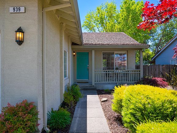 4th image of 939 Foothill Drive
