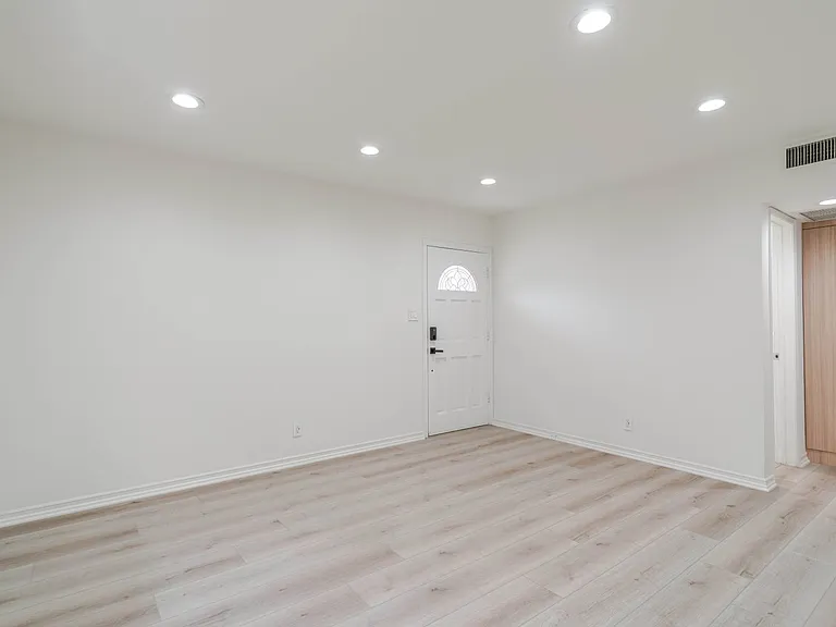 323 N Louise St #A — Photo 5
