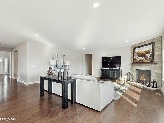 5th image of 172 Cardinal Dr