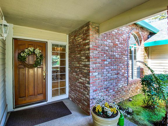 3rd image of 1389 Cloverdale Cir