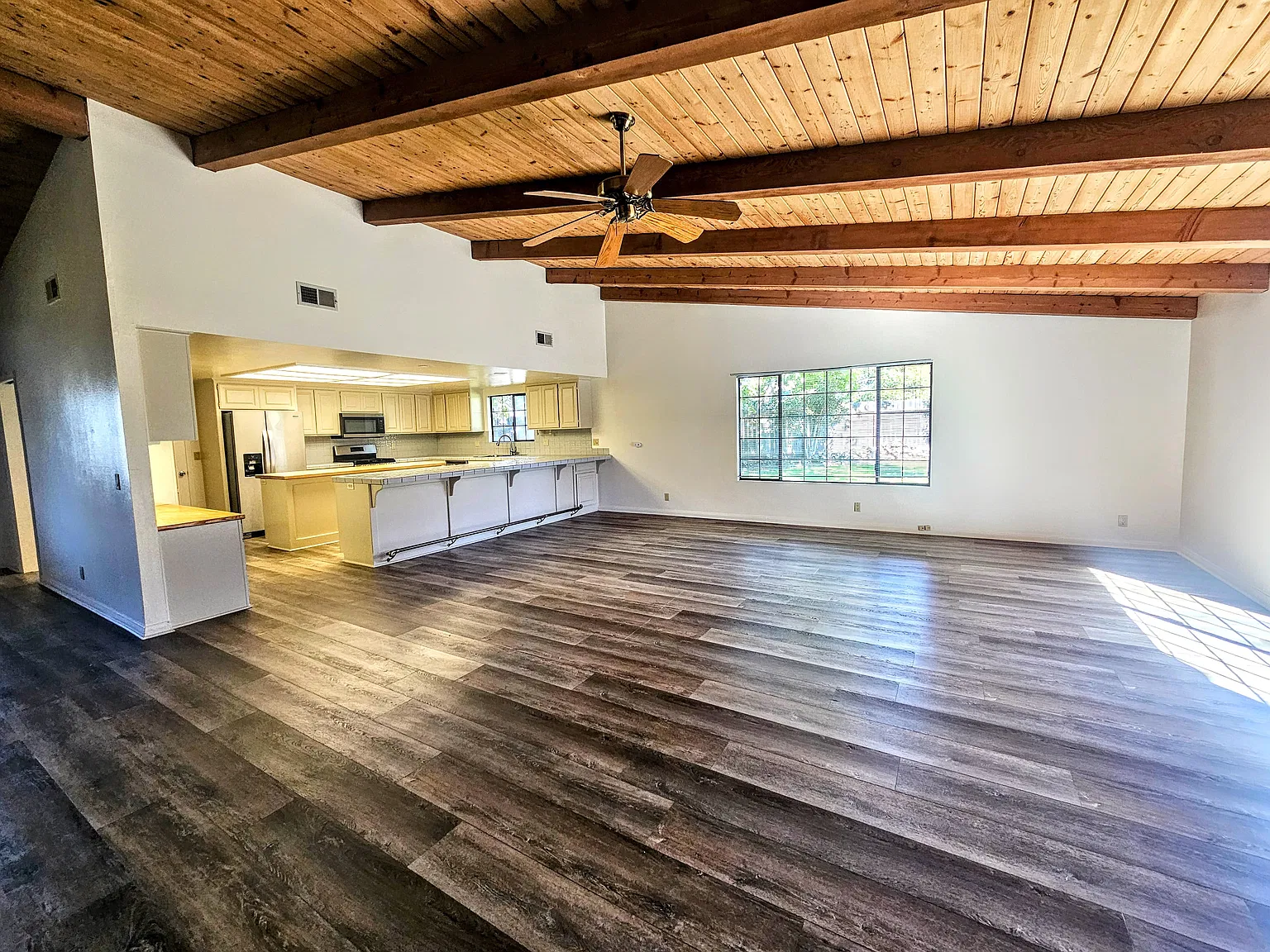3 bed, 2268 sqft, $4,800 — Photo 3