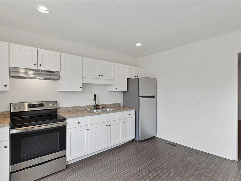 1020 N George St — Photo 11