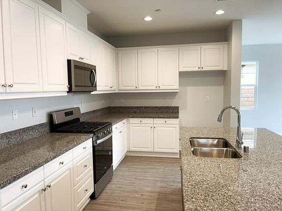 4th image of 3316 Honeysuckle St