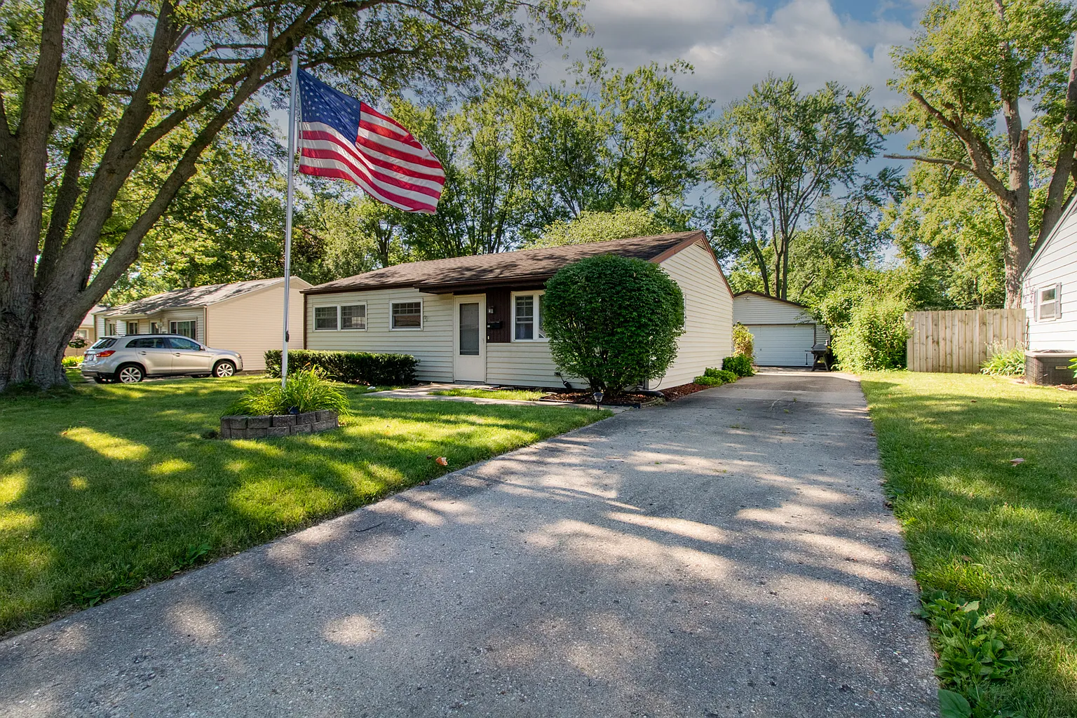 909 Fairchild Ave photo 1
