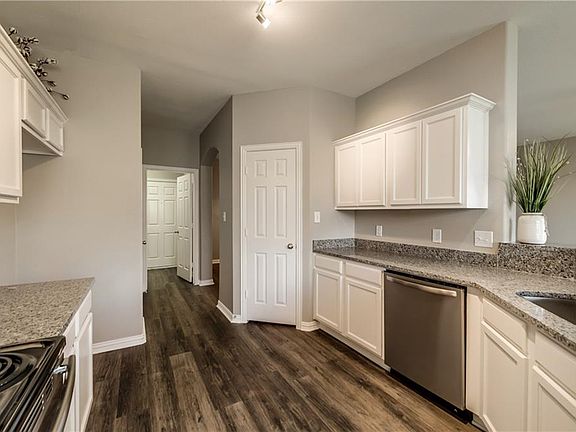 4th image of 3721 Redwood Cir