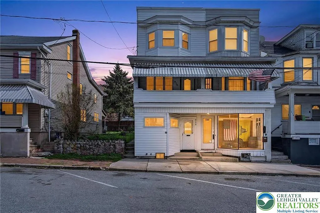 3 bed, 1.0 bath, 2617 sqft, $1,300 — Photo 2