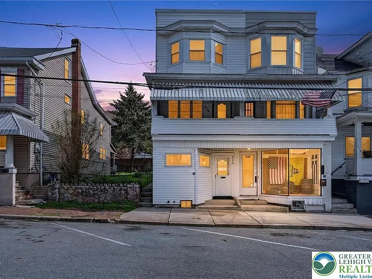 216 W Bertsch St — Photo 2