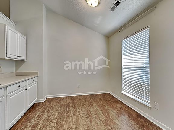 4th image of 204 Appleton Ln