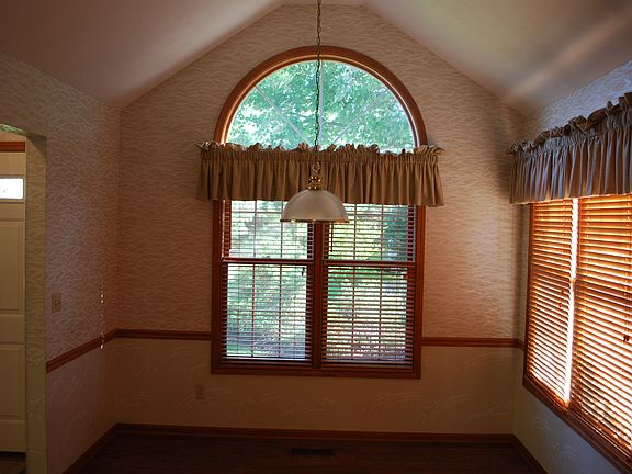 5th image of 19360 Bradford Ct