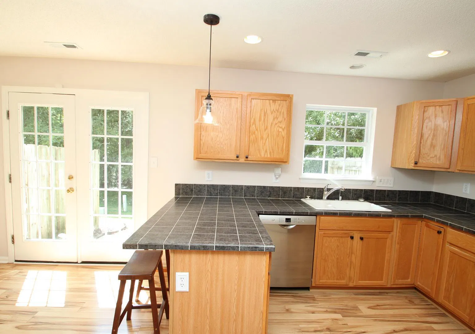 2 bed, 2.5 bath, 1450 sqft, $1,750 — Photo 2