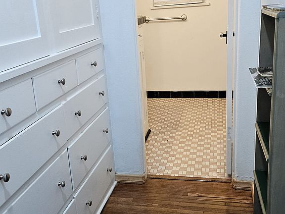 4th image of 529 N Bush St