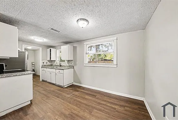 5608 E 29th Ave — Photo 12