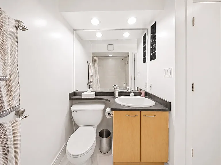 989 Richards St #605 — Photo 16