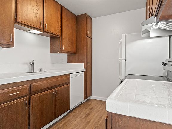 5th image of 4649 Voltaire St #14