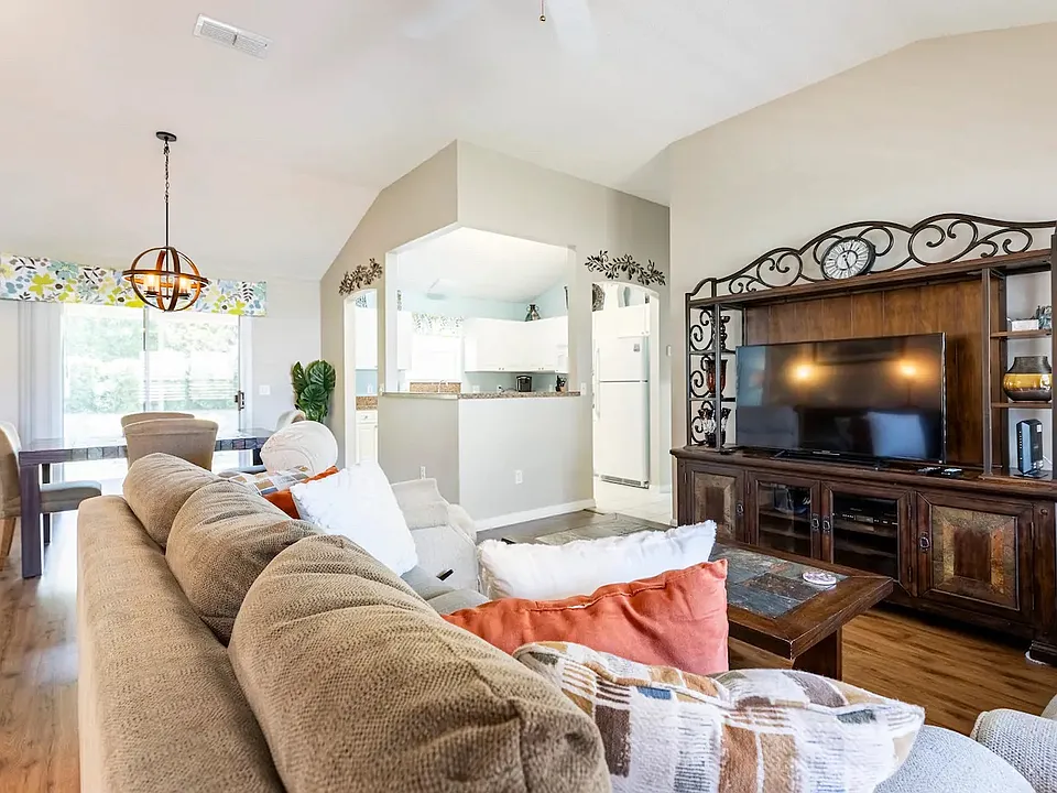 613 Juanita Ct
