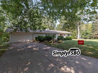 5380 Crestview Hgts Dr, Bettendorf, IA 52722