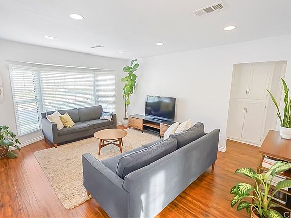 4th image of 4807 Hackett Ave