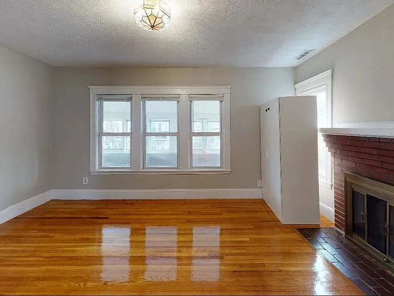 1011 Washington St — Photo 3