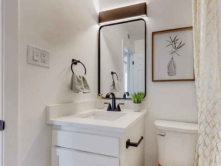 Remodeled / Fully Loaded / Furnished 2 Bed / 2 Bath in Uptown — Photo 15