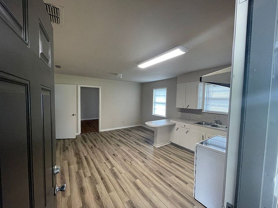 2nd image of 611 N White Oak Rd