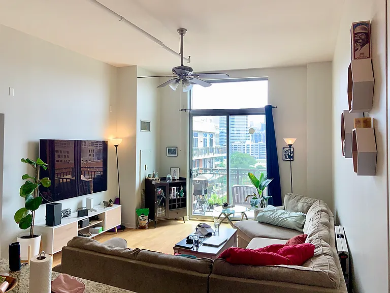 437 W Division St #912 — Photo 3
