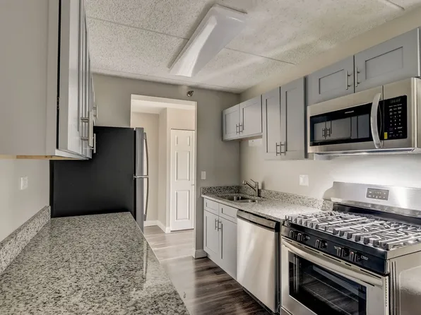 Bartlett Court Apartments, 5021 Valley Ln, Streamwood, IL 60107