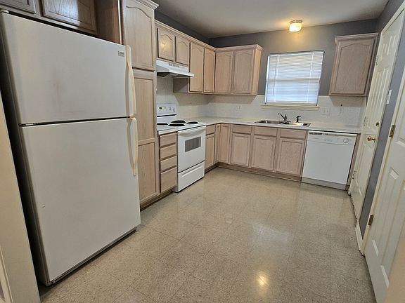 4th image of 640 Canada St #4