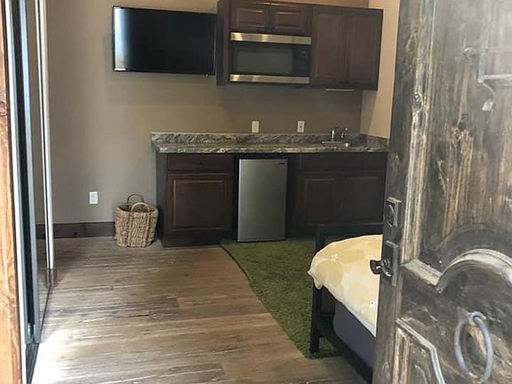 3rd image of 6007 Melvin Ave