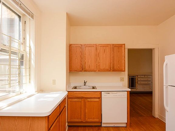 2nd image of 2437 W Sunnyside Ave #2
