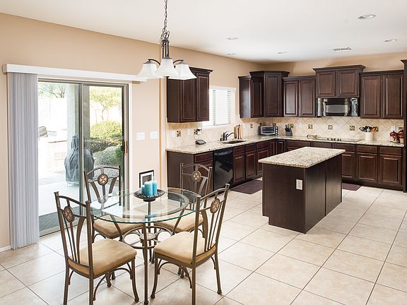 Breakfast nook/Kitchen 