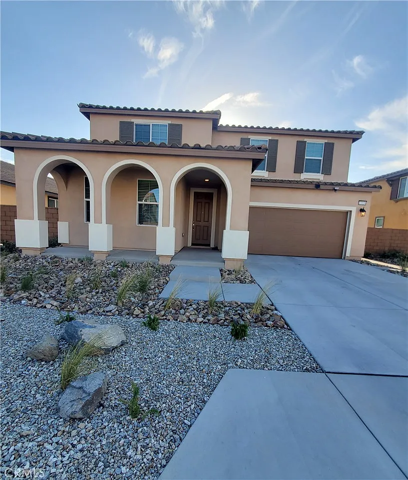 5 bed, 3040 sqft, $2,990 — Photo 2