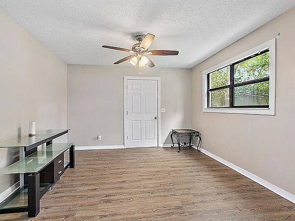 4th image of 2507 E Red Robin Dr