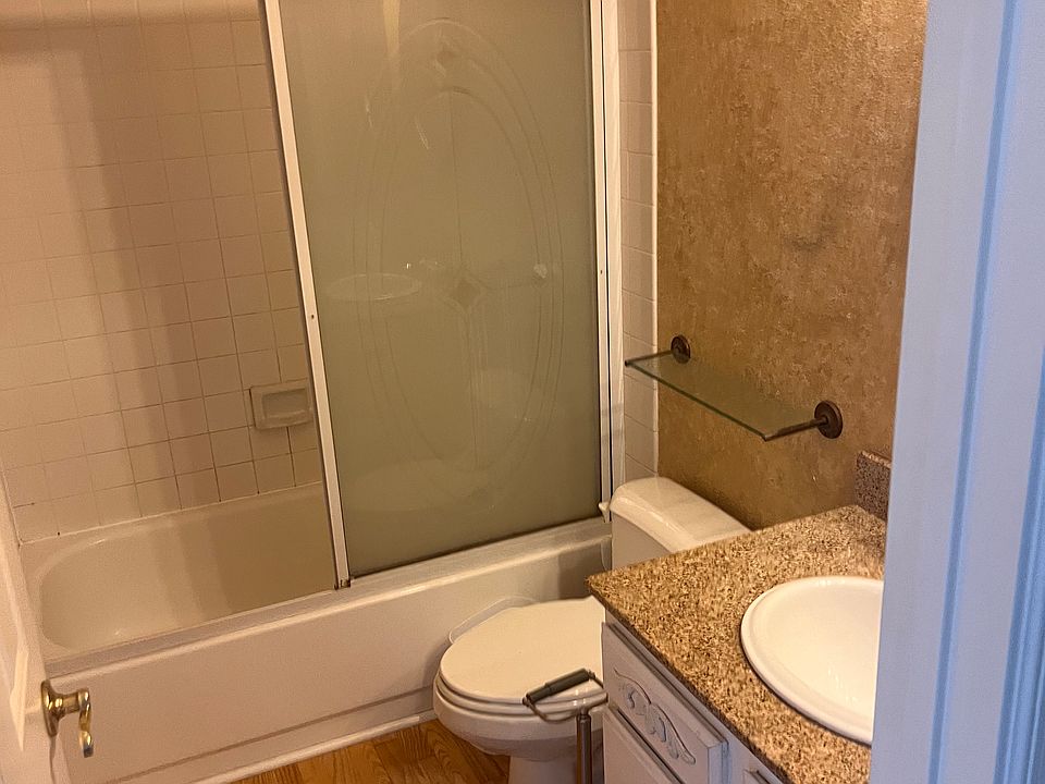 Shared Bathroom (upstairs)