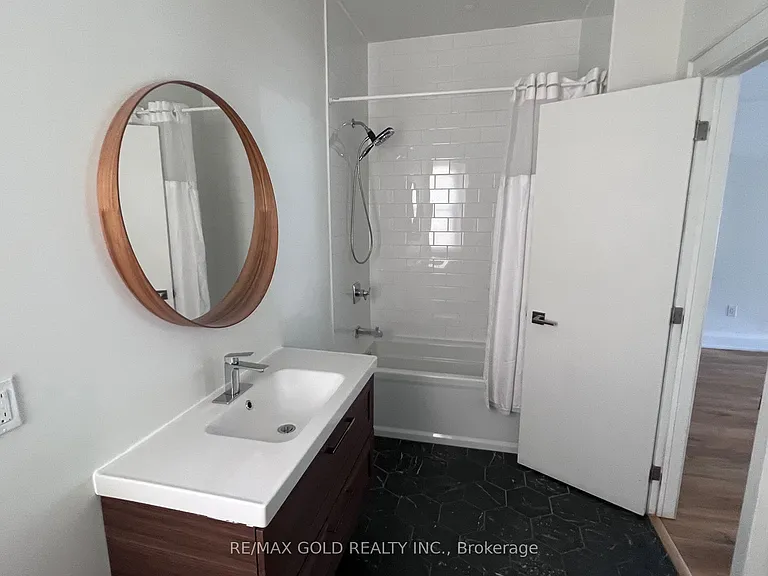 2215 Danforth Ave #STUDIO — Photo 6