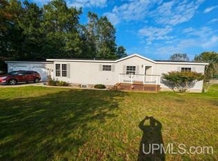 50 Tipperary Rd, Gladstone, MI 49837