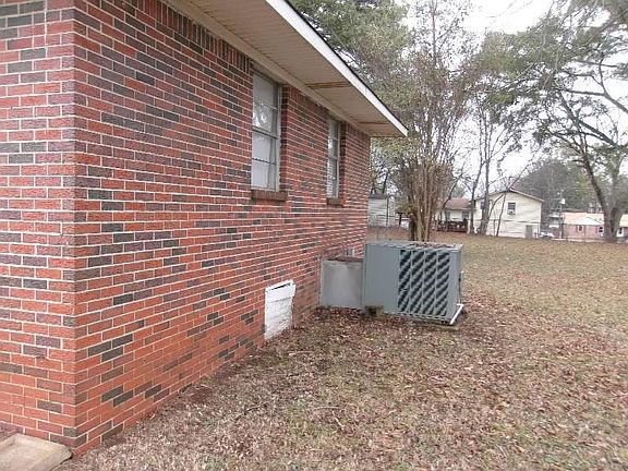 2nd image of 2707 Clyburne St