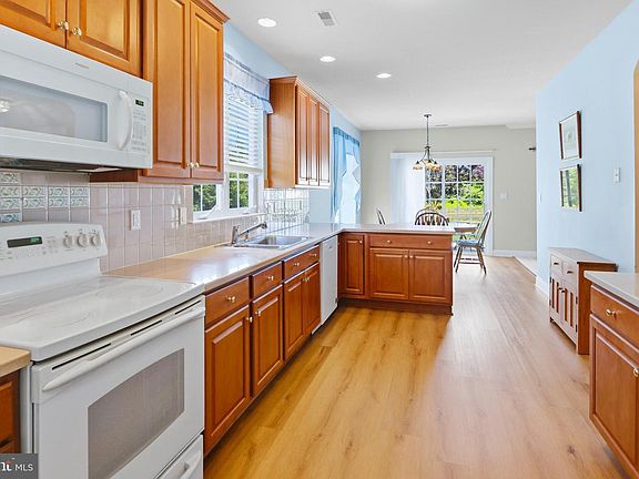 4th image of 352 Daylilly Way